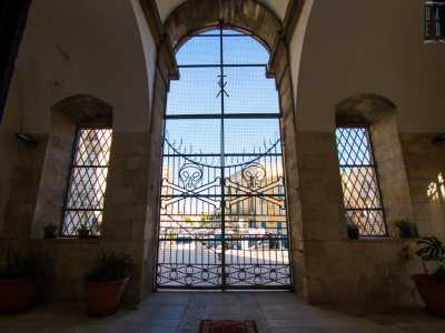 Superato il cancello ci troviamo all�interno del predetto pronao, anticamera dell�ingresso...